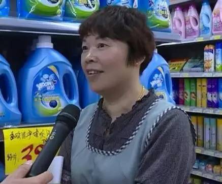 超市员工已经将货架上各类不符合"禁磷"规定的肥皂,洗发水等洗涤用品